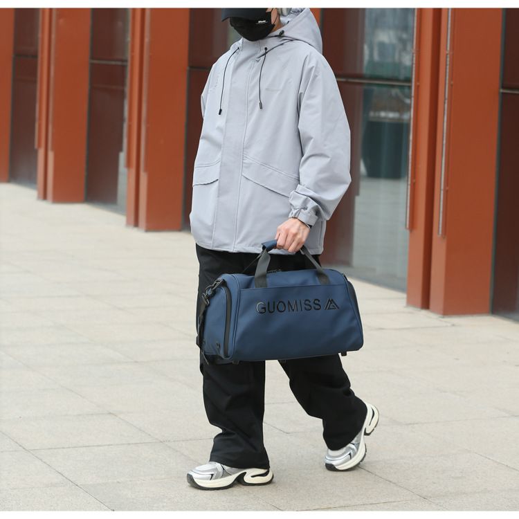 Men's sports bag with wet/dry compartment and shoe section
