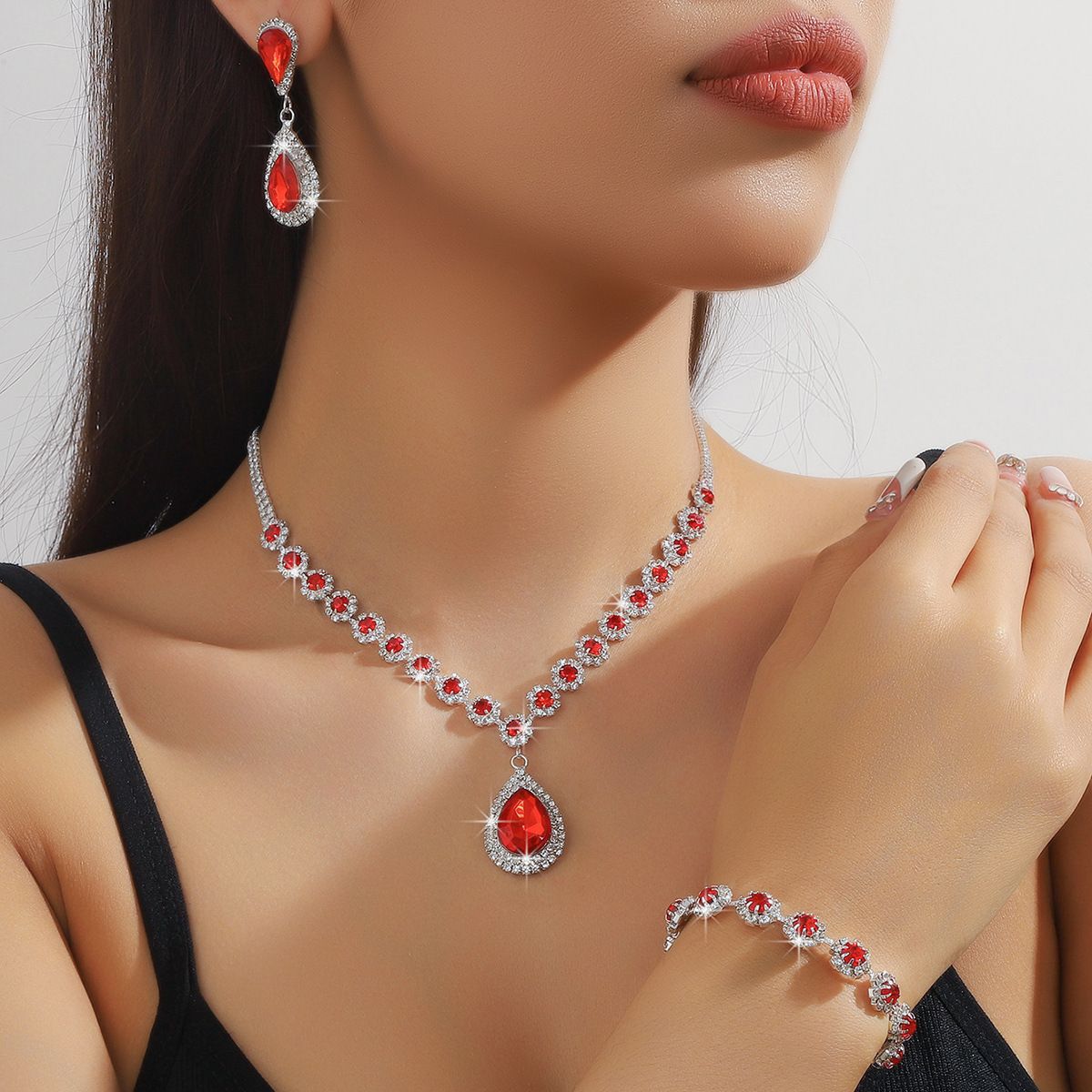 Moda mücevher seti, gelin kolye, küpe ve bilezik, su damlası tasarımı