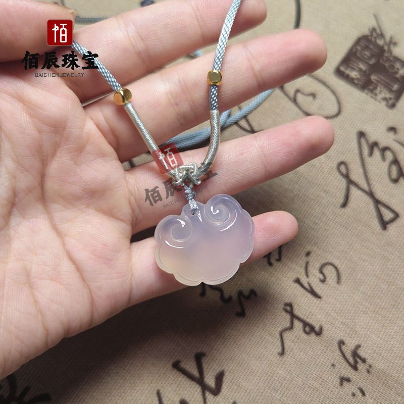 Beyaz kalsedon kolye, Pixiu ve Guanyin başlı, yeşim takı