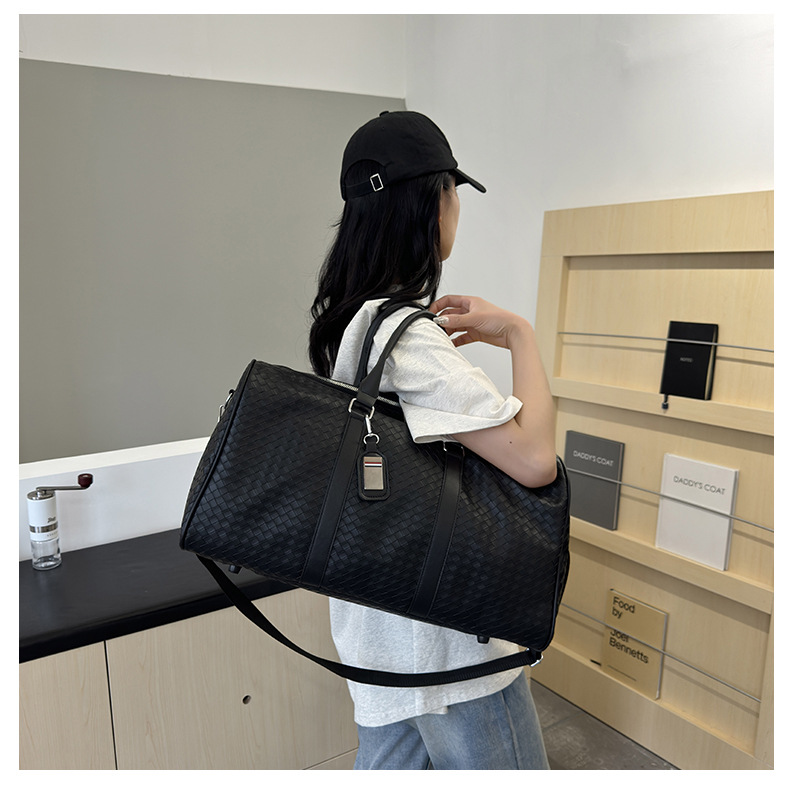 Sports bag with dry-wet compartments, large capacity