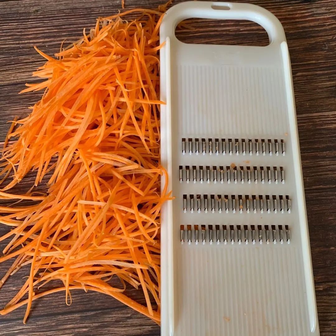 Vegetable shredder with hand guard, potato and cucumber slicer