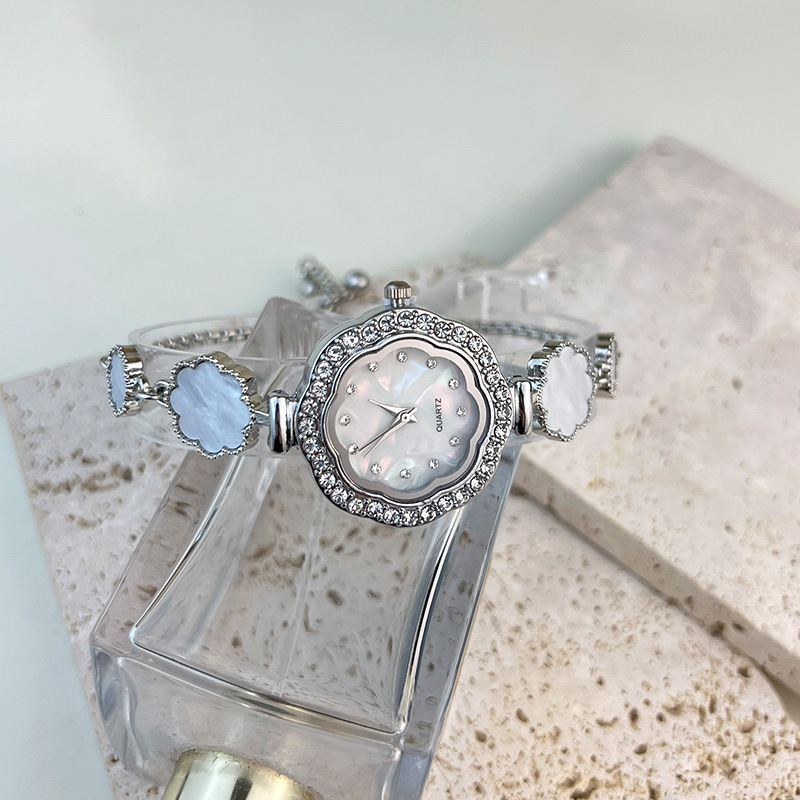 Women's quartz watch with flower pattern bracelet