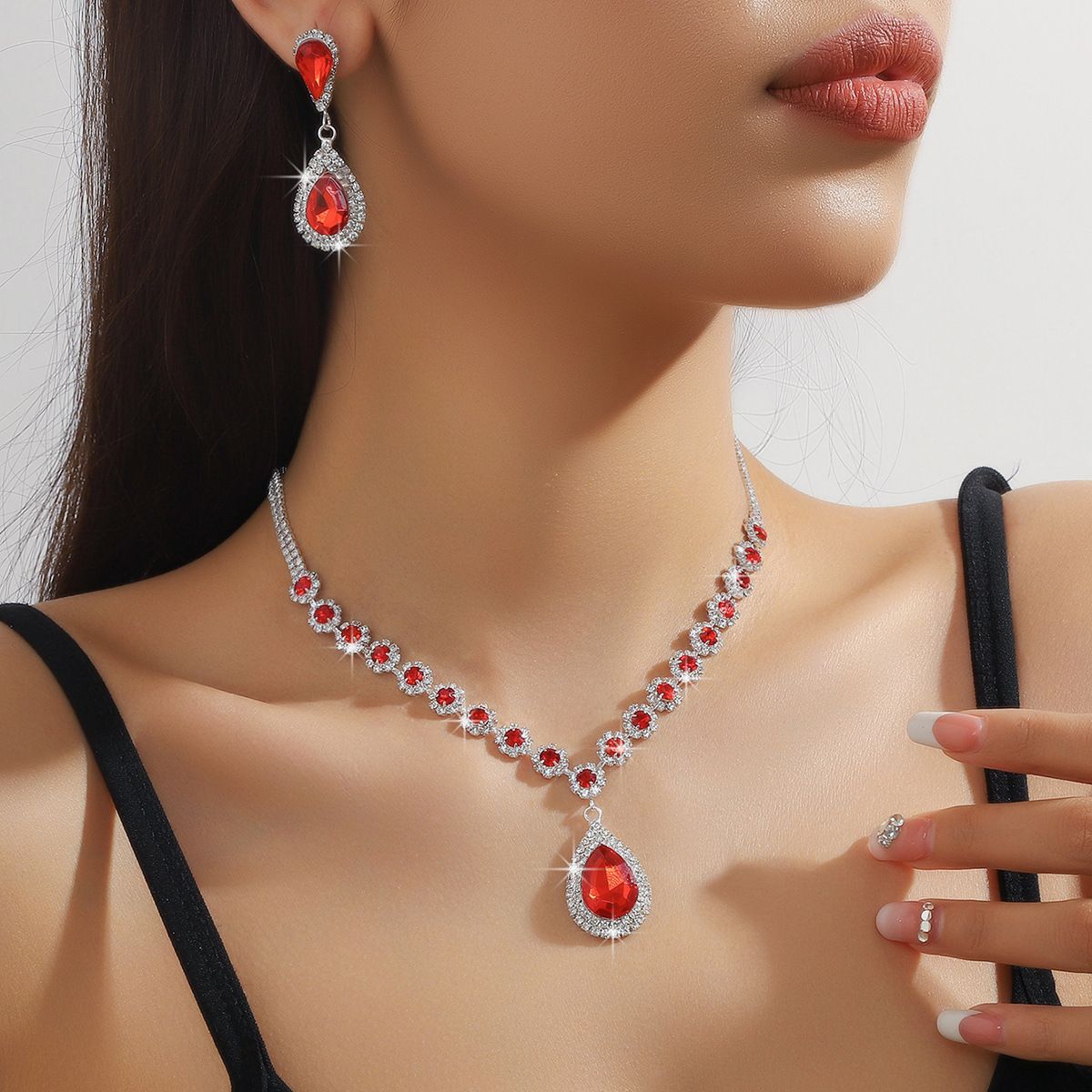 Moda mücevher seti, gelin kolye, küpe ve bilezik, su damlası tasarımı