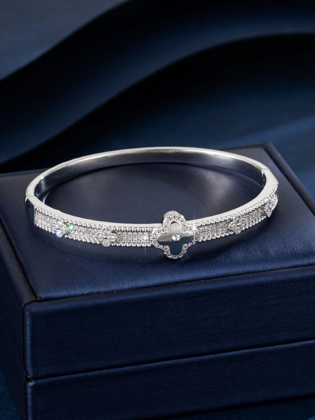 Vierblatt-Blüten-Kupferarmband, vergoldet, mit Zirkonia besetzt