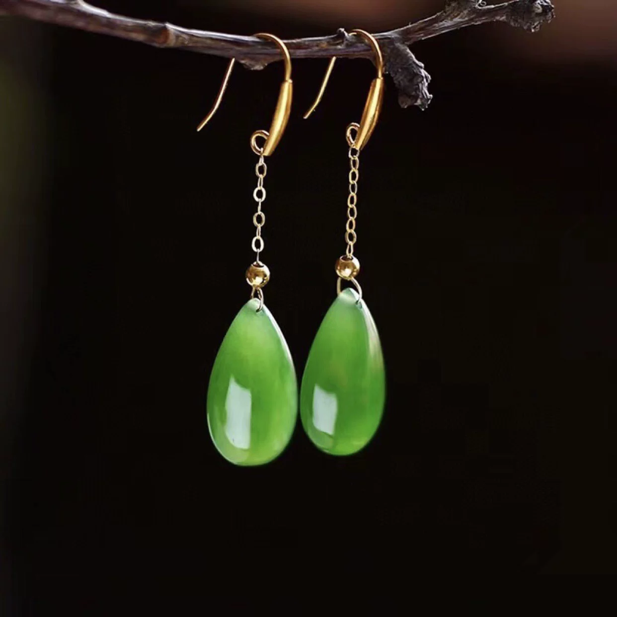 Hetian jadeiti su damlası küpe 18k altın kakmalı kadın
