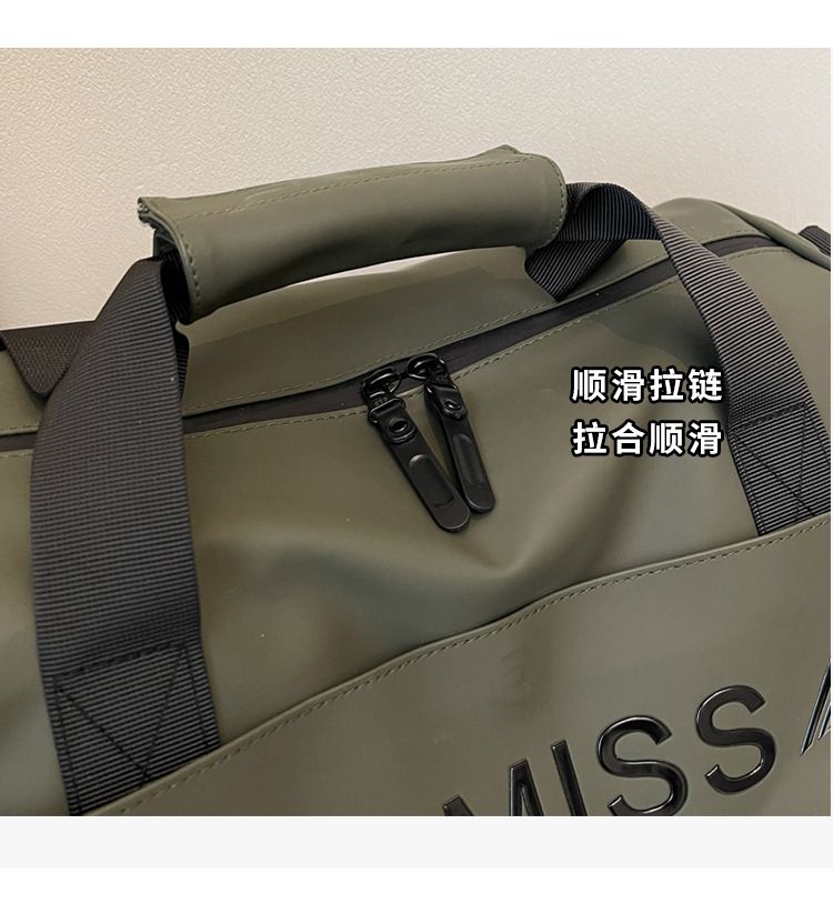 Men's sports bag with wet/dry compartment and shoe section
