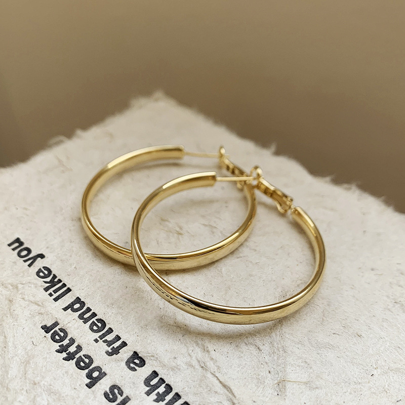 Gümüş iğne yuvarlak küpe, minimalist stil, hafif lüks, çok yönlü