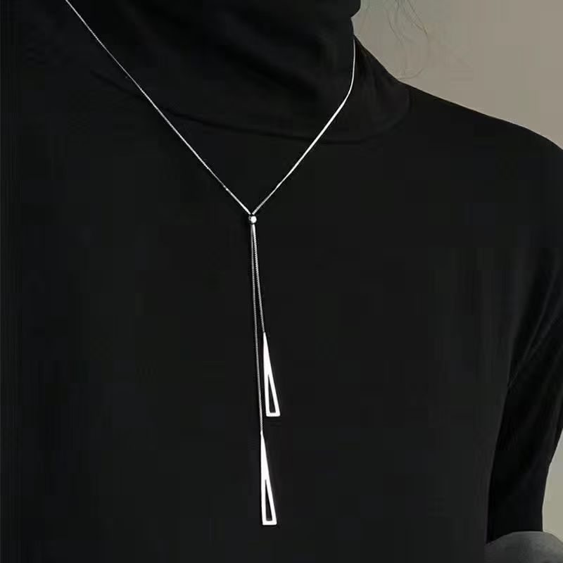 Üçgen kolye, çekme tasarımı, minimalist, zincir aksesuarı