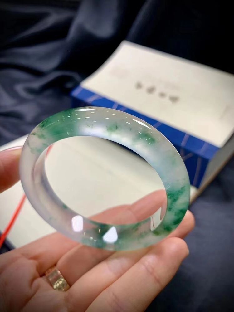 Quarz-Jade-Armband, Eisnudelsorte helles Grün mit schwebenden Blüten