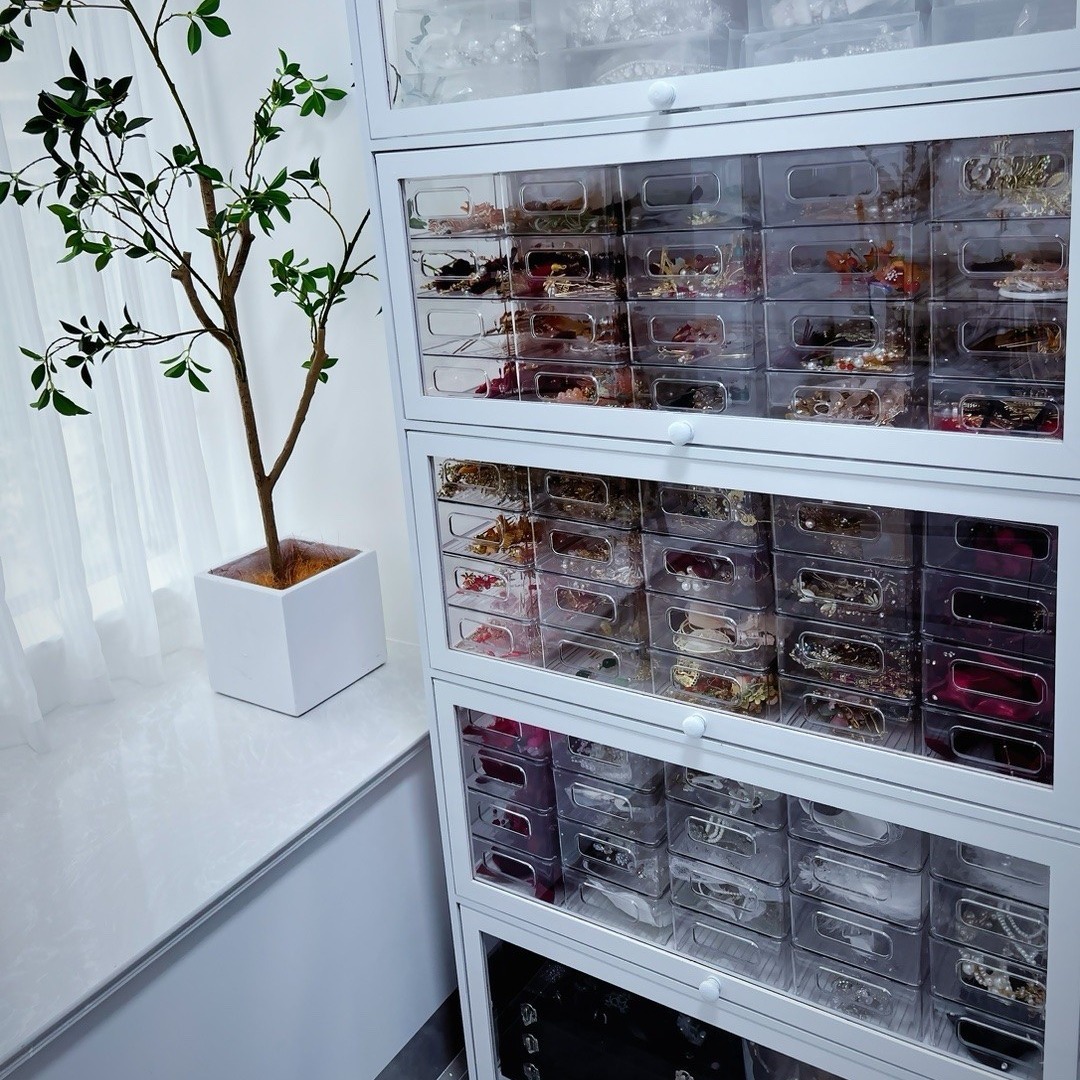 Acrylic desktop storage box, transparent, for cosmetics and skincare