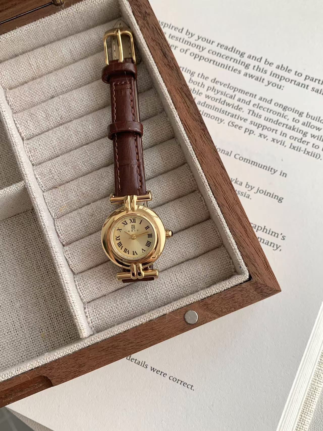 Retro kadın saati, su geçirmez, basit tasarım, küçük kadran