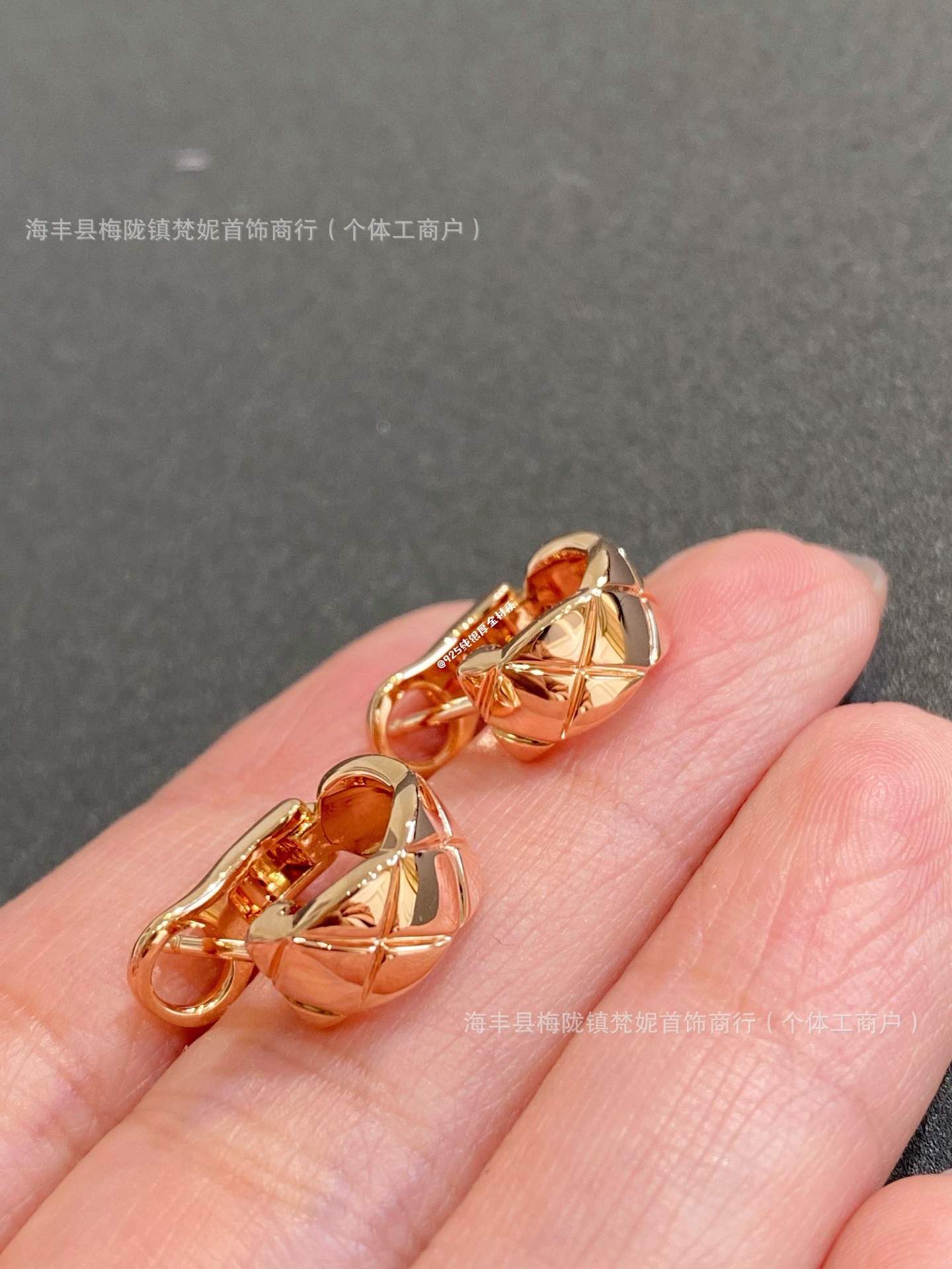 Quilted cross pineapple pattern earrings gold
