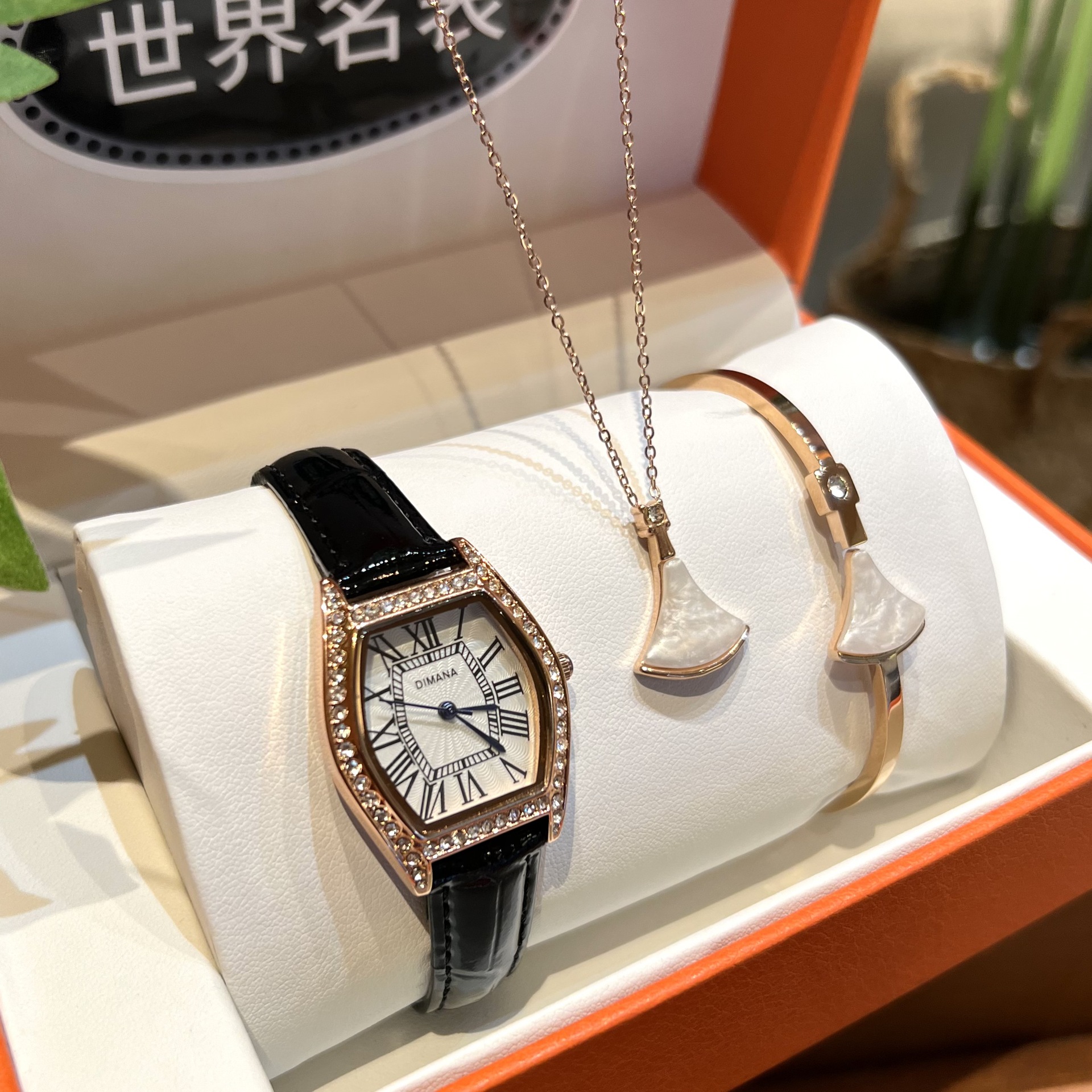 Retro Barrel-Shaped Women's Watch Roman Dial Leather Waterproof