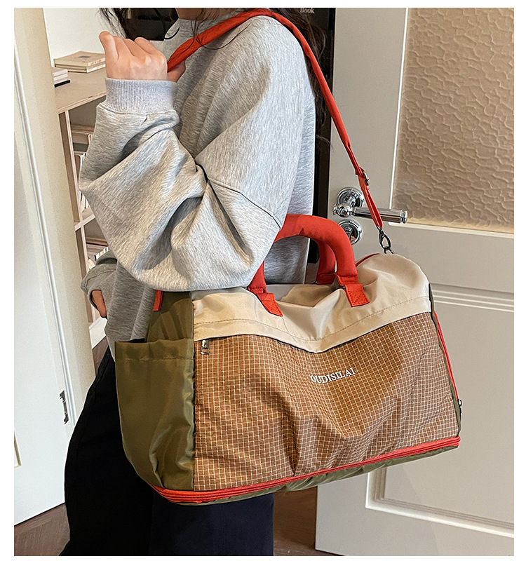Expandable travel bag with shoe compartment, wet-dry separation