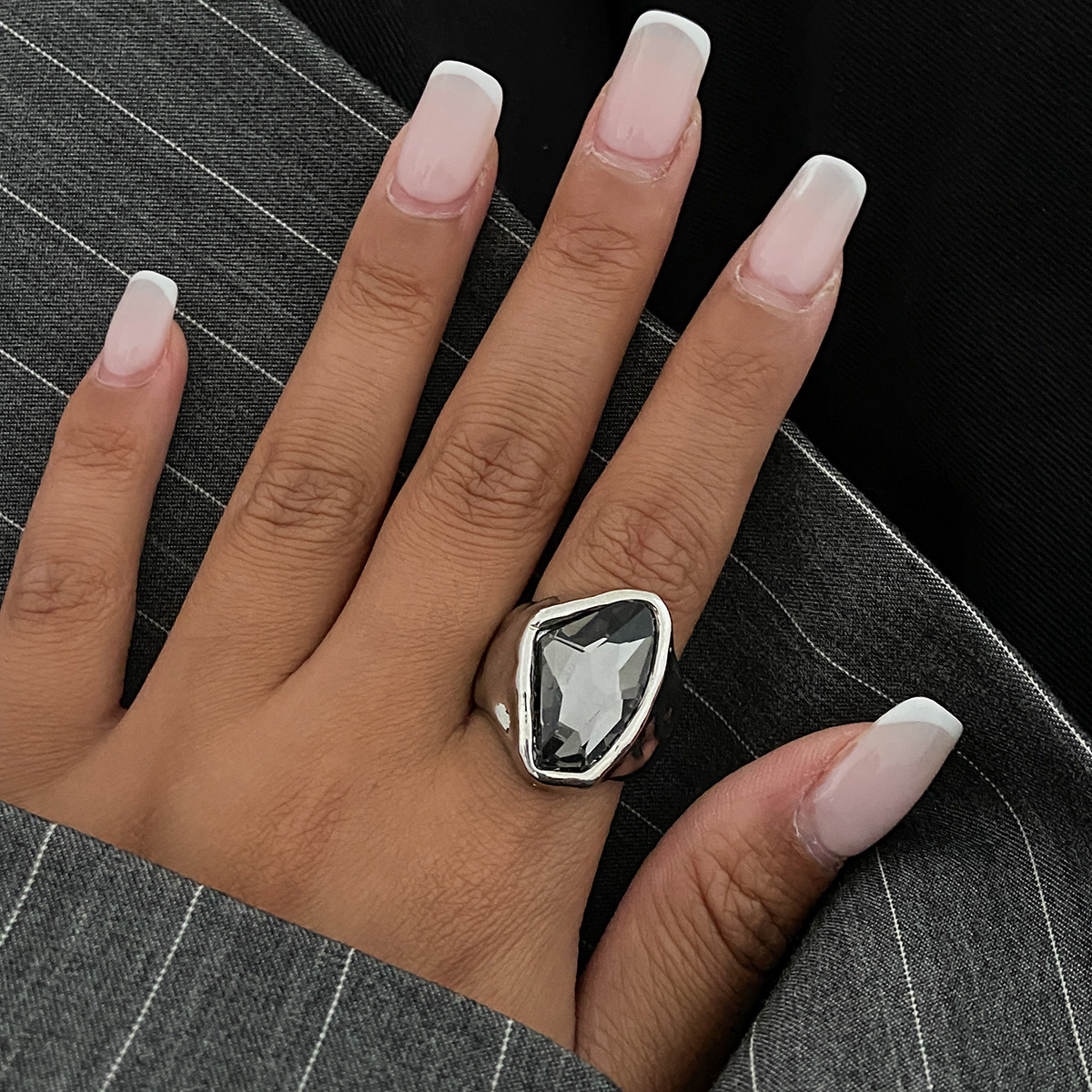 Acryl-Schwarzstein-Ring mit geometrischem Metallquadrat