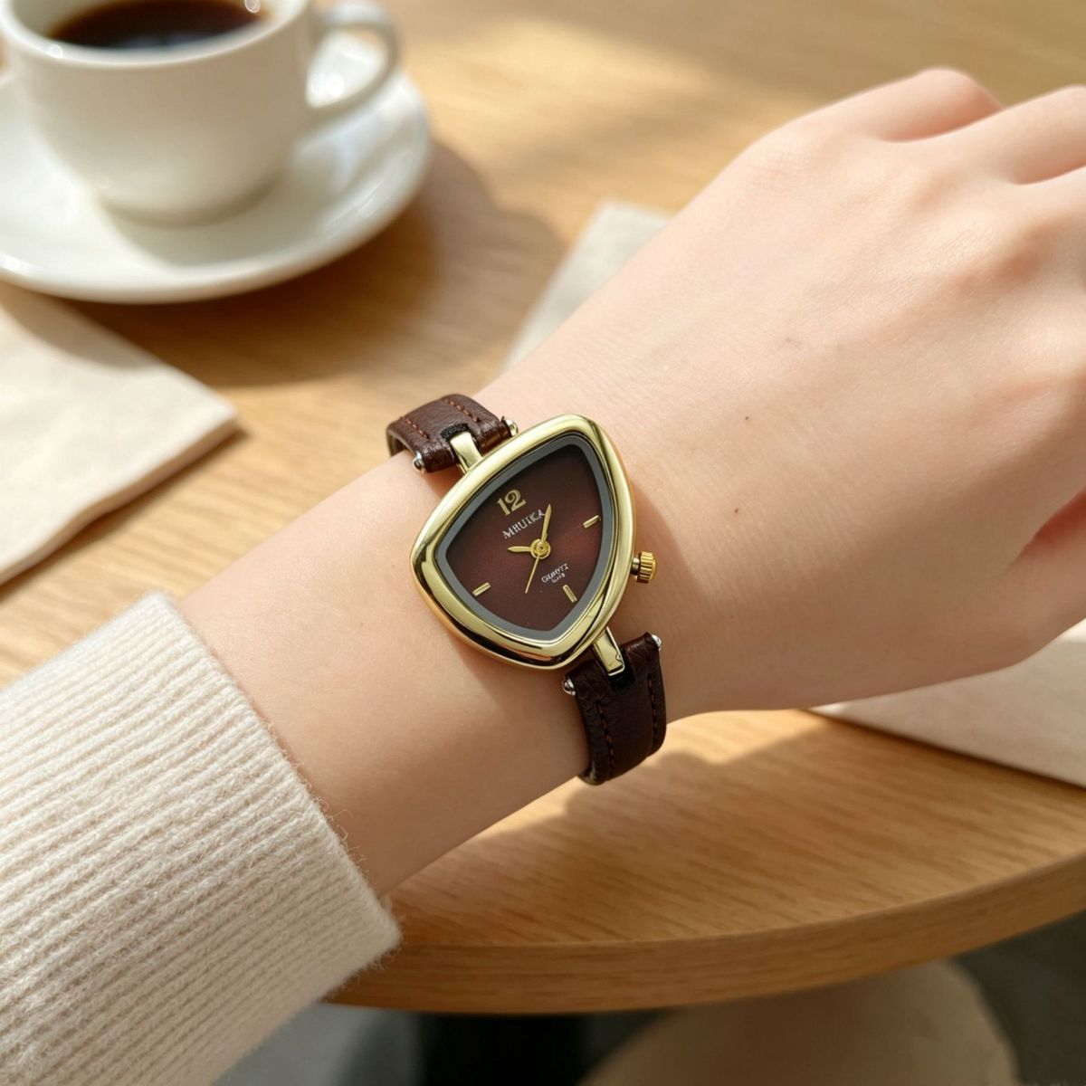 Damen-Quarzuhr mit Dreiecksdesign, elegant