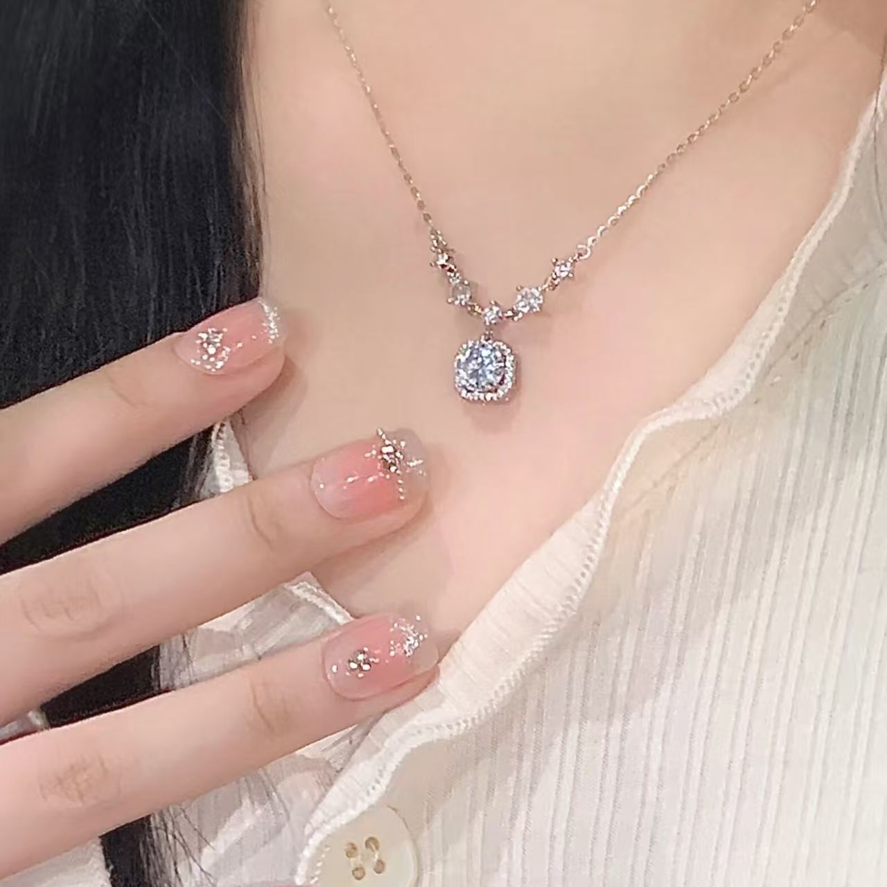 Kadınlar için incilerle süslenmiş, elmas işlemeli küçük şeker küpü kolye, hafif lüks tasarım, üst düzey püsküllü köprücük kemiği kolye, zarif ve çok yönlü, şık boyun zinciri.