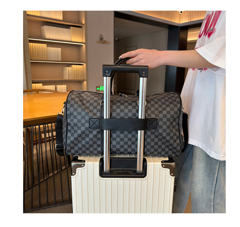 Sports bag with dry-wet compartments, large capacity