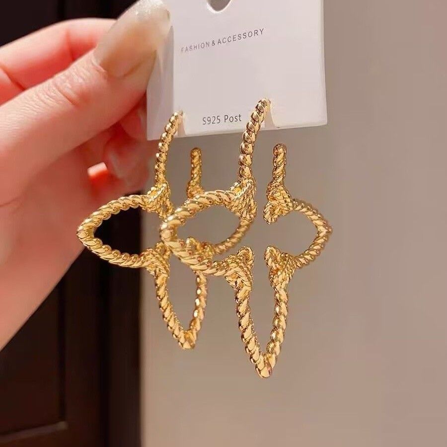 Französische Ohrringe mit durchbrochenem Blumenmuster, Gold-Optik