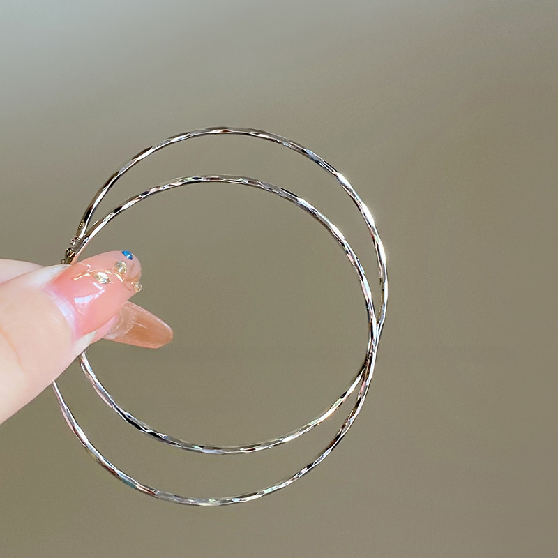 Silbernadel-Kreisohrring, minimalistisches Design