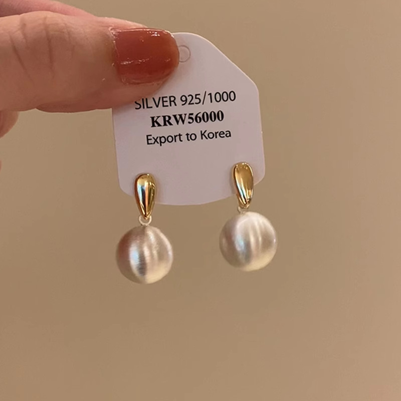 Buzlu fırçalanmış metal top küpe