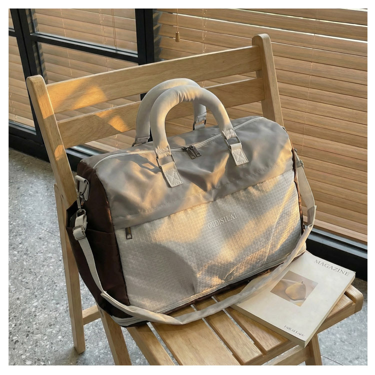 Expandable travel bag with shoe compartment, wet-dry separation