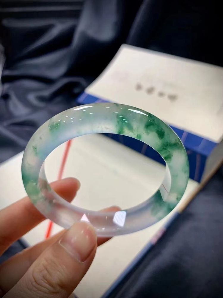 Quarz-Jade-Armband, Eisnudelsorte helles Grün mit schwebenden Blüten