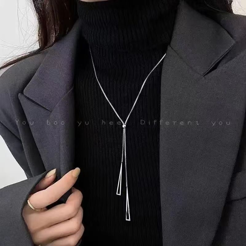Üçgen kolye, çekme tasarımı, minimalist, zincir aksesuarı