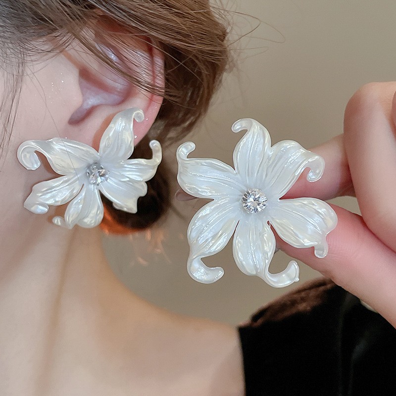Silber-Blüten-Quasten-Ohrringe mit Strandstil