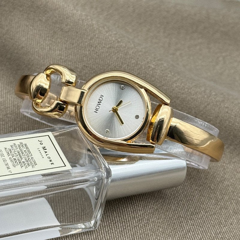 Women's quartz watch, simple elegant design, bracelet style