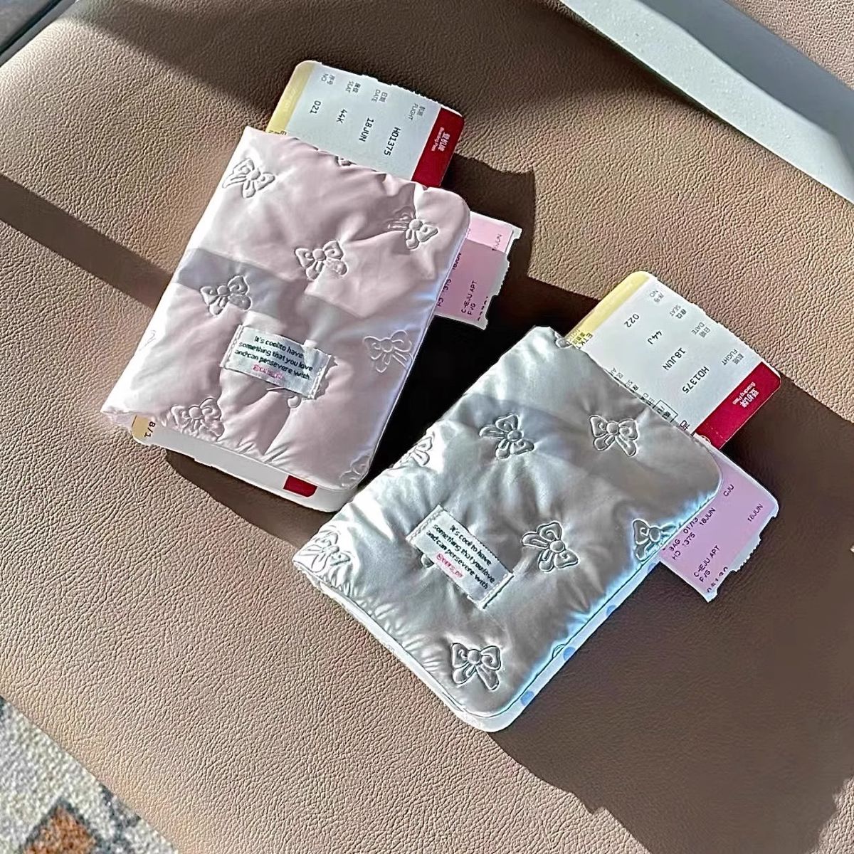 Pasaport ve belge sahibi, pembe fiyonklu, çok fonksiyonlu