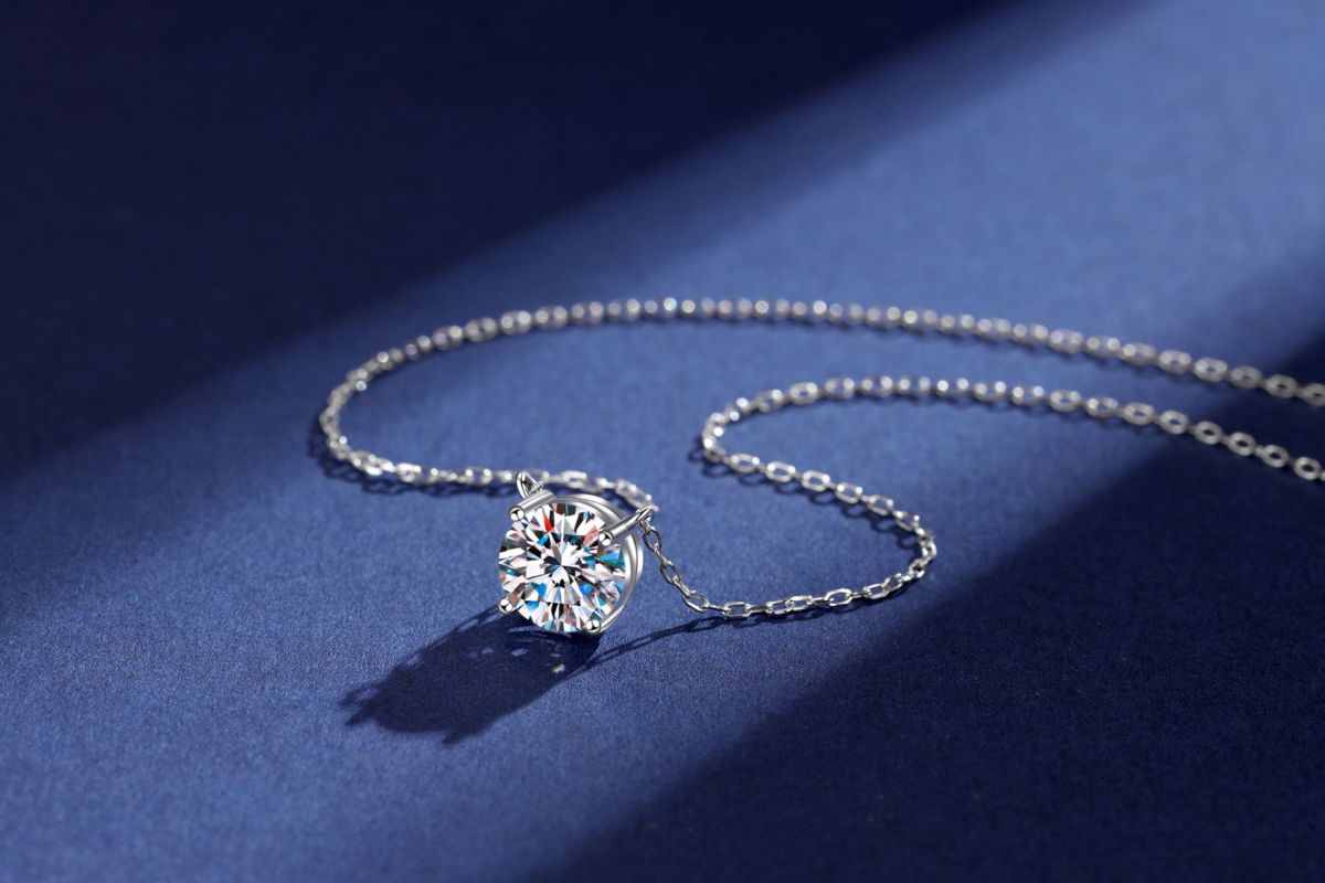 S925 gümüş moissanit kolye, 1 karat, dört pençeli PT950 kaplama