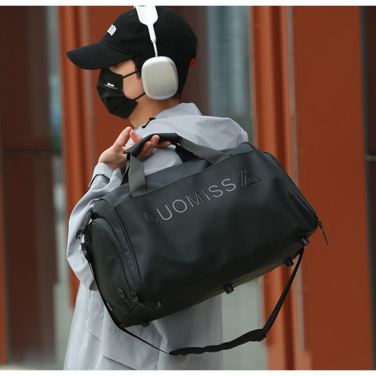 Men's sports bag with wet/dry compartment and shoe section