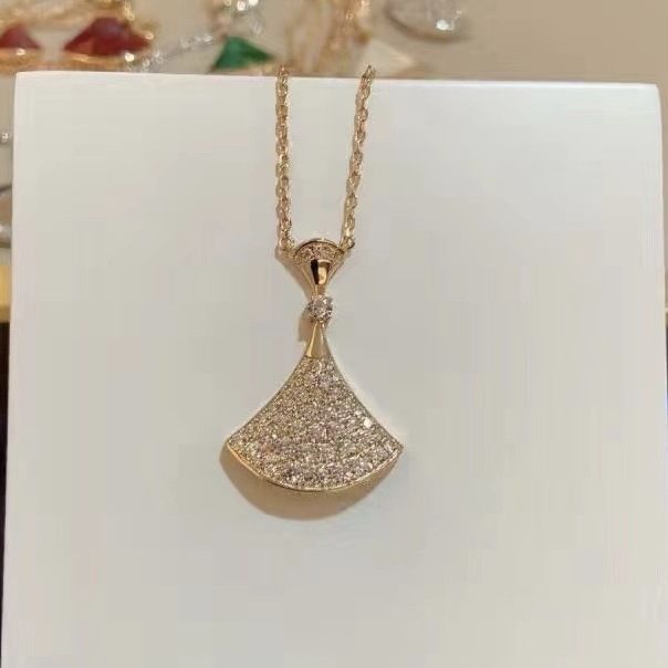White mother-of-pearl necklace collarbone chain