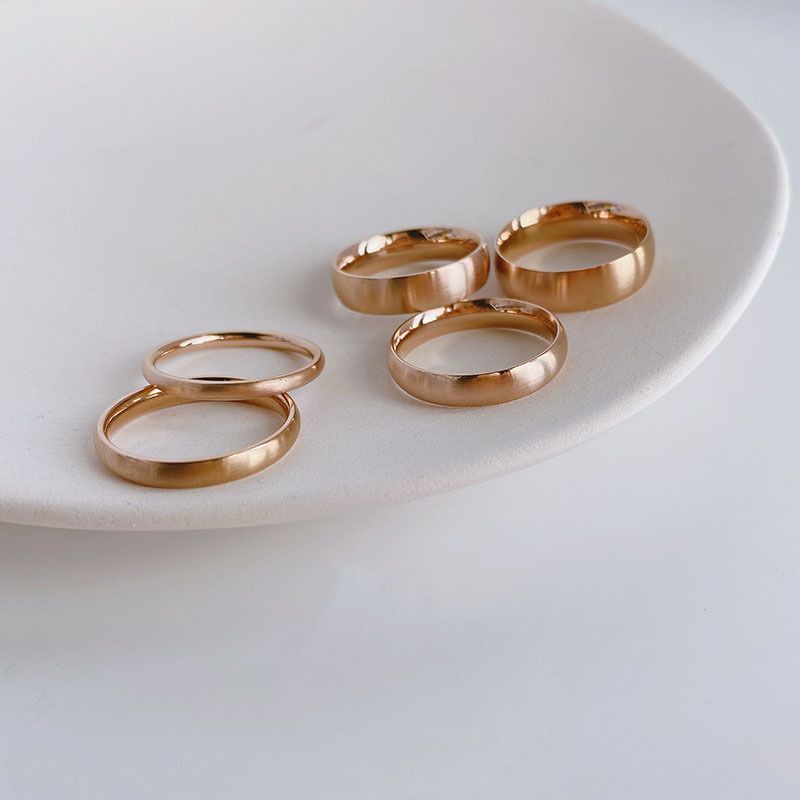 Minimalistischer Titanstahl-Ring für Damen, 18K Gold gebürstet