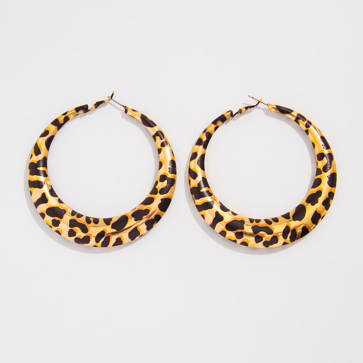 Leopar desenli geometrik metal çember küpe