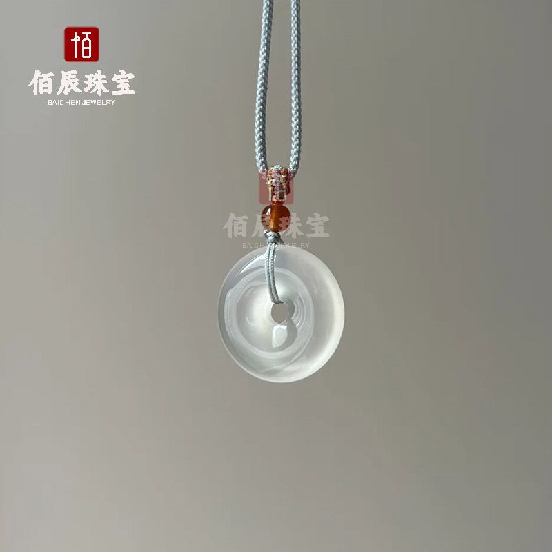 Beyaz kalsedon kolye, Pixiu ve Guanyin başlı, yeşim takı