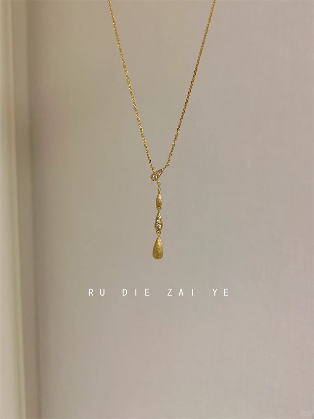 Zirkon su damlası kolye, minimalist, hafif lüks