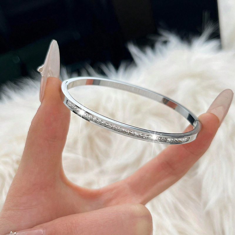 Six-petal flower bracelet, titanium steel, non-fading