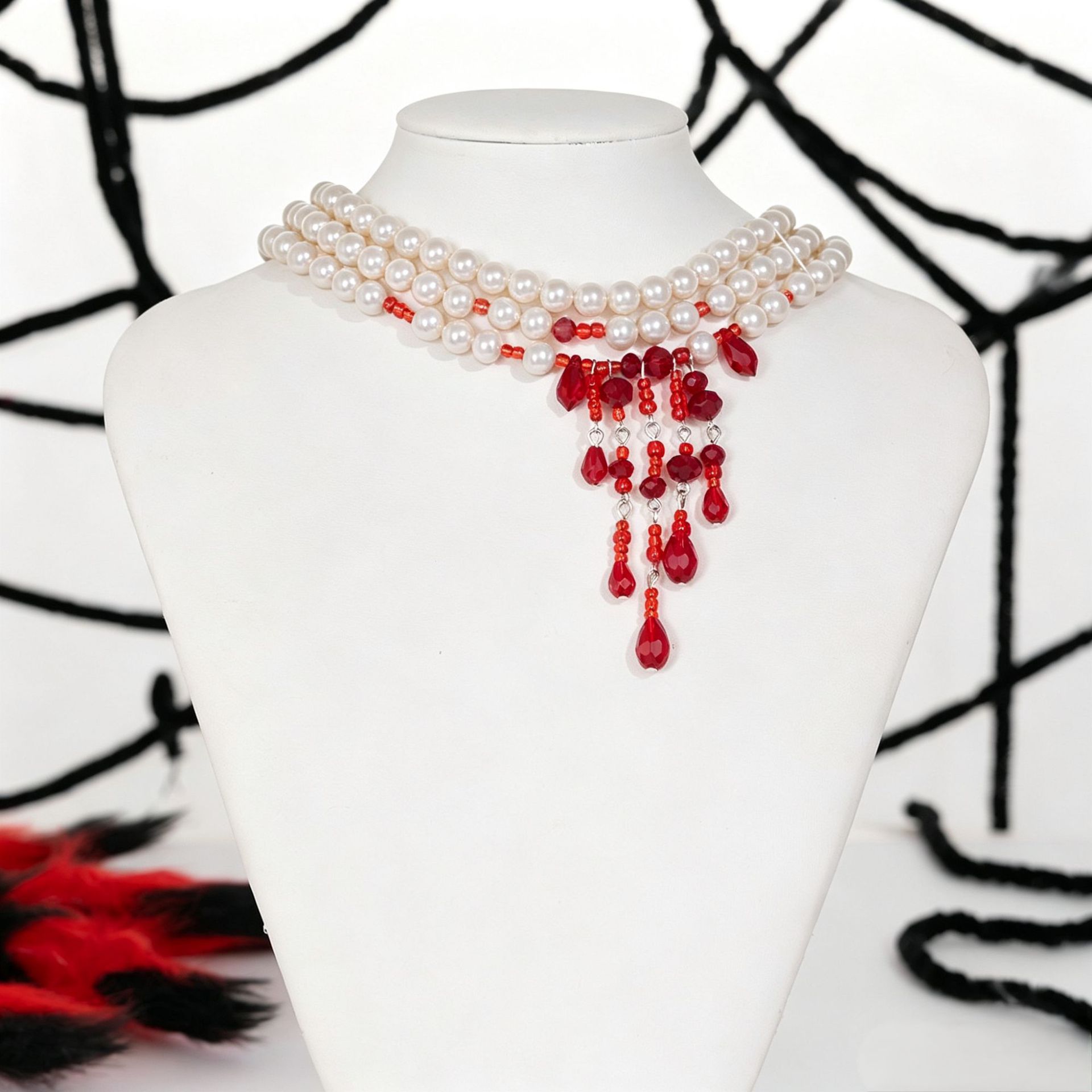 Perlenkette mit Tropfenblut-Design, Choker