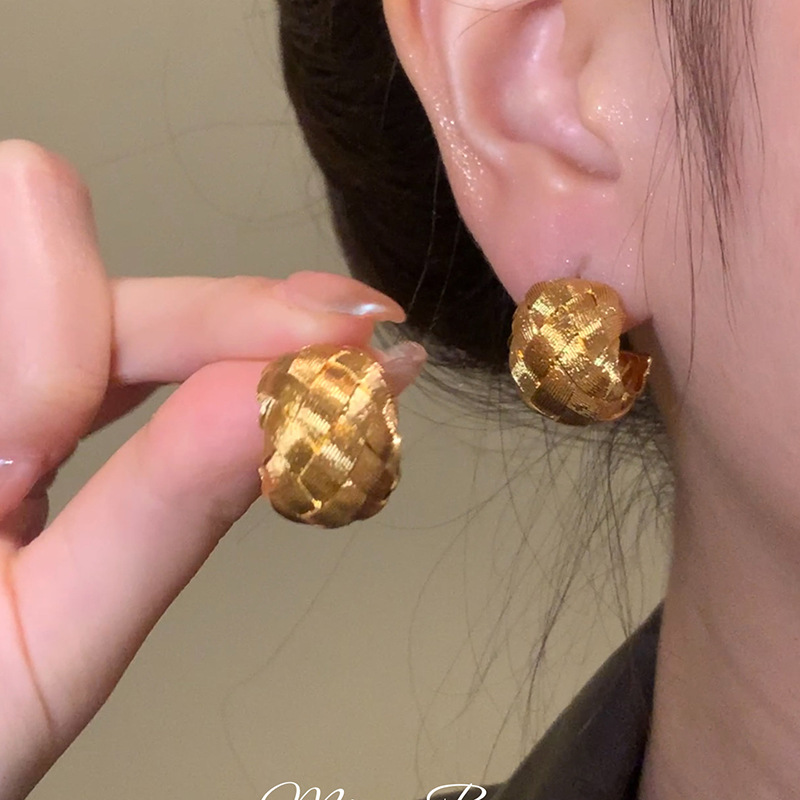 Handweb-Ohrclip mit Drahtgezogener Gold-Textur
