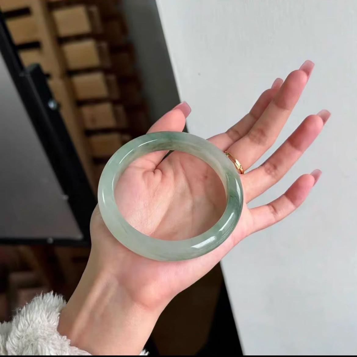 Tian Shan Jade Armband mit grünen Flöckchen, eisweiße Grundierung