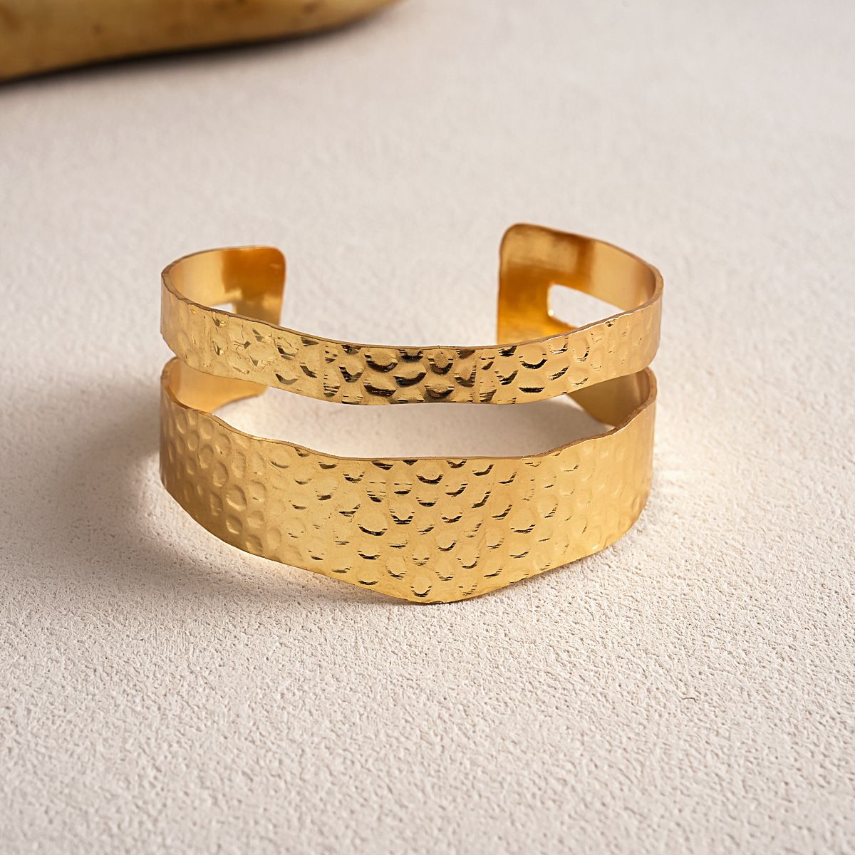 Striated gold bracelet, round, wrinkled design