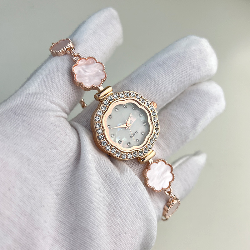 Women's quartz watch with flower pattern bracelet