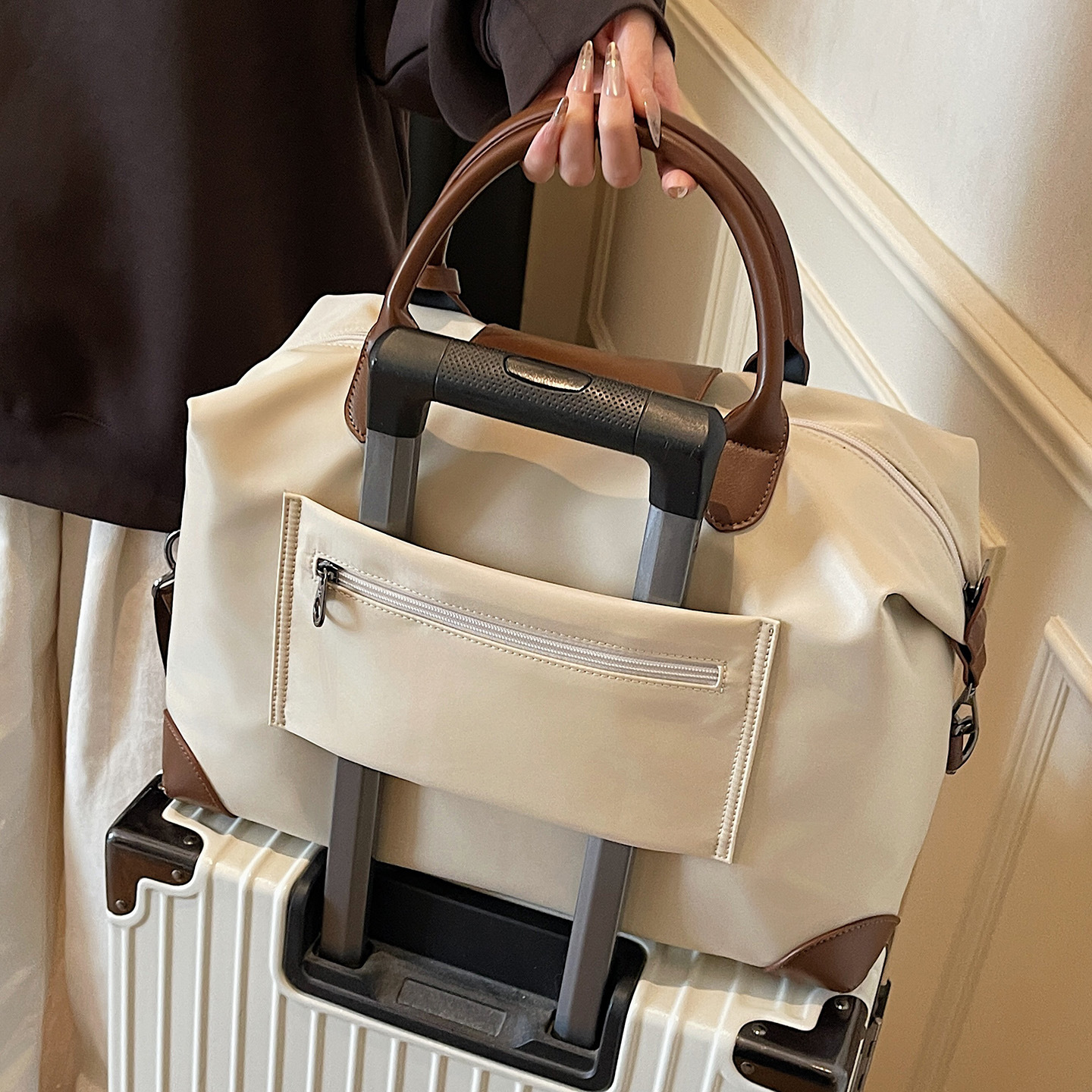Reisetasche mit Nass-Trocken-Trennung, Tragegriff und Schultergurt