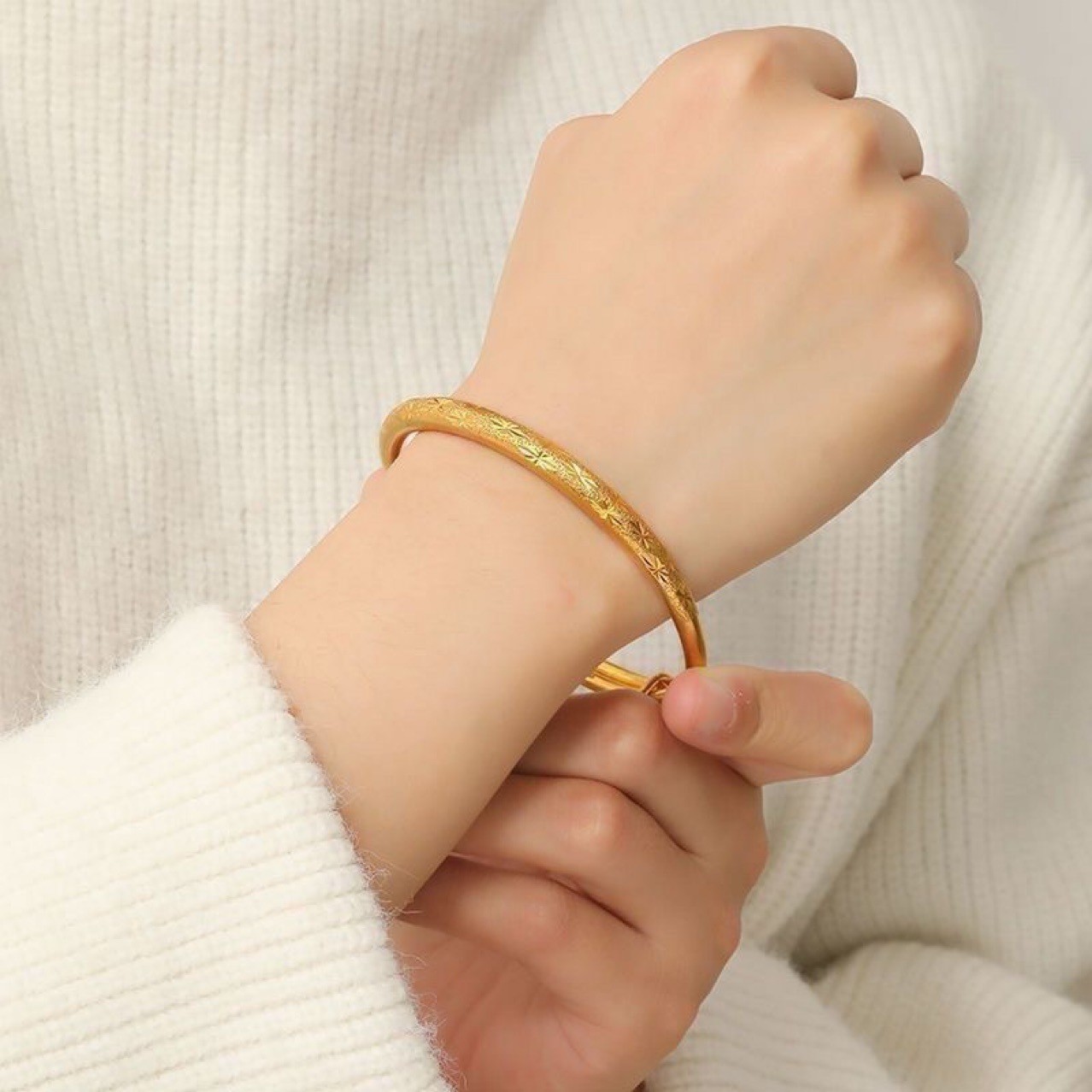 Thin sliding star pattern bracelet, solid gold-colored