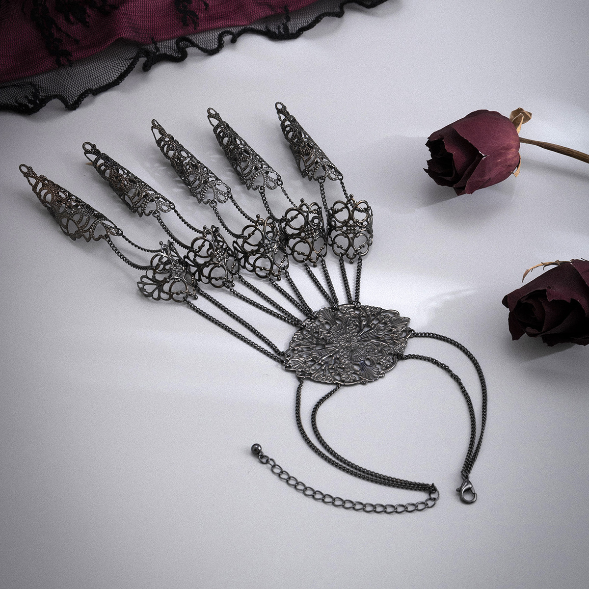 Gotik-Kettenfingerarmband Damen mit Ziernieten