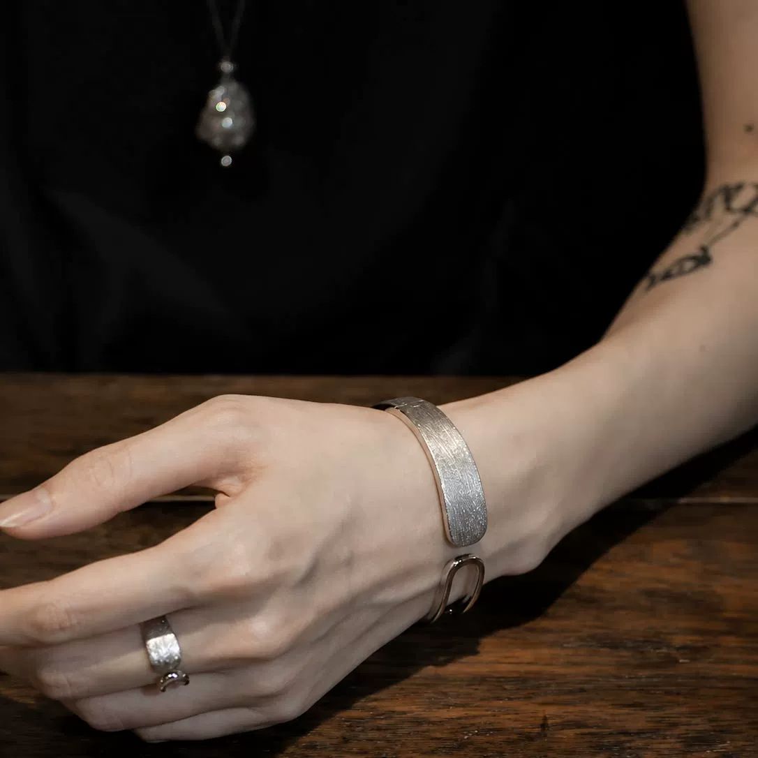 Minimalist hollow bracelet, brushed open design