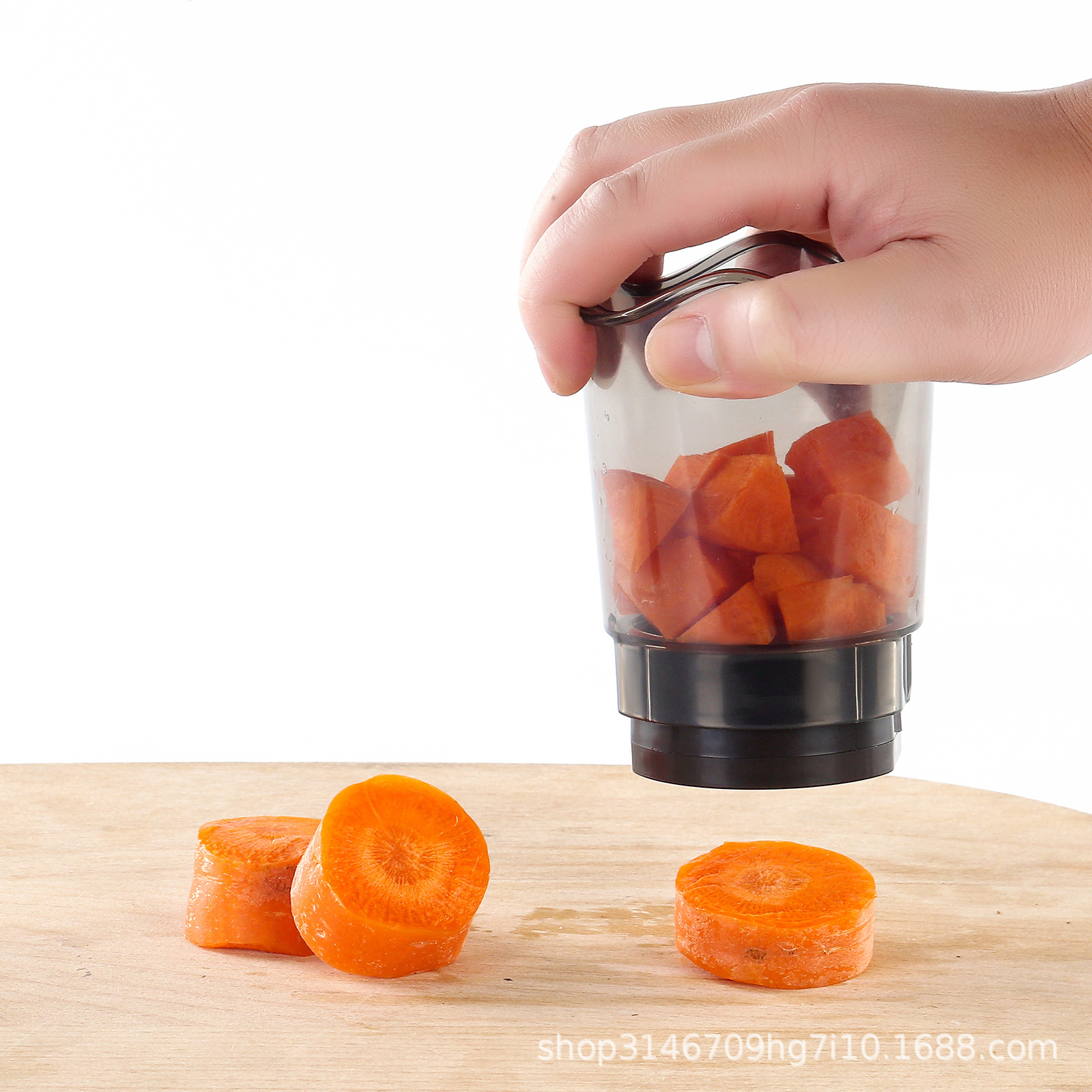 Multifunctional fruit and vegetable cutter for carrots, potatoes, strawberries
