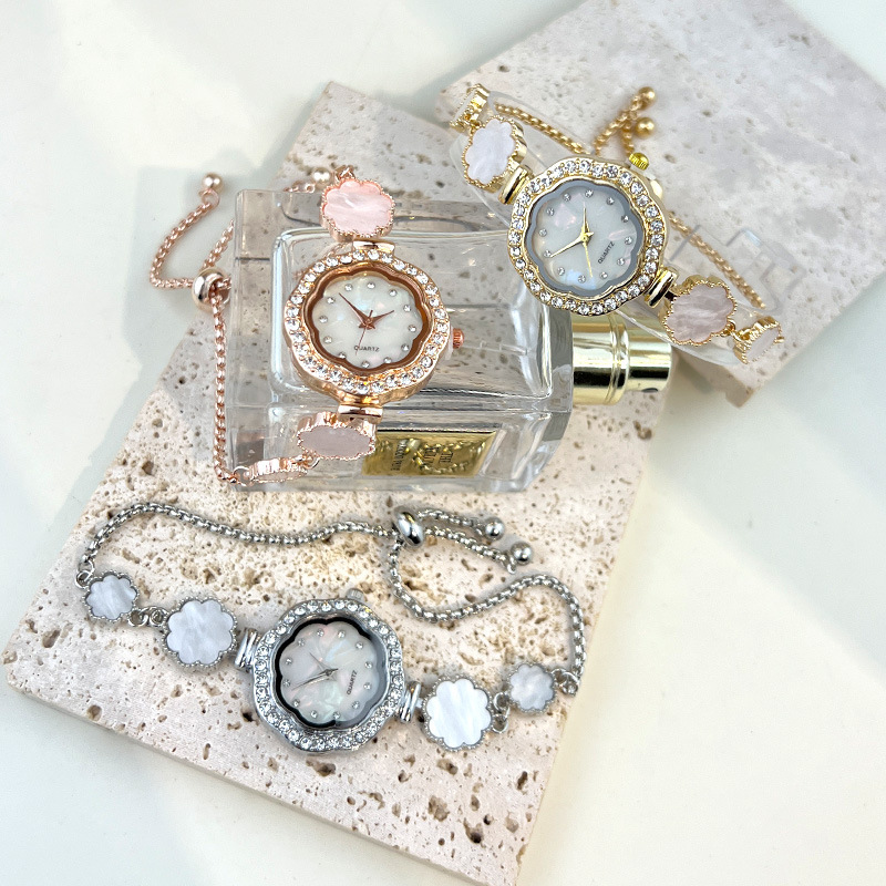 Women's quartz watch with flower pattern bracelet